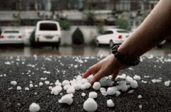 开车遇到冰雹怎么办