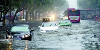 暴雨天行车应该注意什么