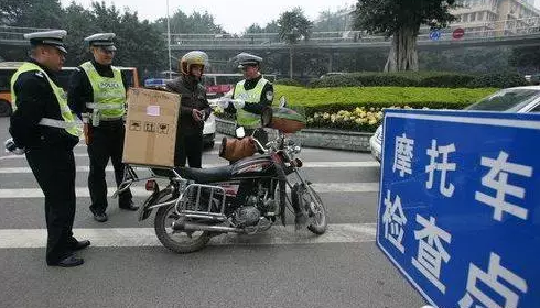 C本不允许开摩托车